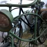 Una bicicletta verde oliva in dotazione ai bersaglieri durante la Prima guerra mondiale: ha due gomme piene, un faro anteriore dove accoglieva una candela ed � sorprendentemente pieghevole